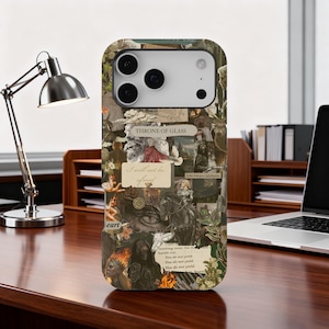 Peut inclure: Une coque de téléphone avec un design de collage, avec le texte "THRONE OF GLASS" et "I will not be afraid". L'étui a une palette de couleurs vert foncé et marron avec diverses images et éléments de texte.