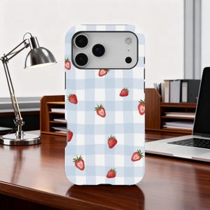 Blau Gingham Erdbeere Handyhülle, Süße Cottagecore Früchte, Weiches Girly Picknick, iPhone 17 16 15 14 13 12 11 Pro Max, Samsung S26 S25