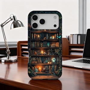 Könnte beinhalten: Handyhülle mit einer detaillierten Illustration eines Bücherregals voller Bücher, Kerzen und dekorativer Gegenstände. Das Design integriert warme Farben und schafft eine gemütliche und einladende Ästhetik. Die Hülle hat einen dunklen Hintergrund mit einem Hauch von Fantasie.