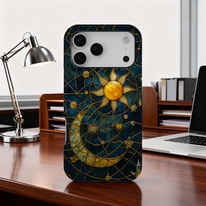 Könnte beinhalten: Handyhülle mit einem Himmelsdesign mit Sonne, Mond und Sternen. Die Hülle hat einen dunkelblauen Hintergrund mit goldenen Akzenten, die einen Buntglaseffekt erzeugen. Die Sonne ist gelb und der Mond sichelförmig.