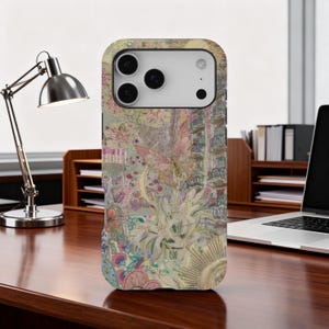 Puede incluir: Funda de teléfono decorativa con un collage de elementos florales y arquitectónicos en colores pastel. Una gran mariposa está centrada en la funda, con un diseño de sol en la parte inferior. Sobre un escritorio de madera.