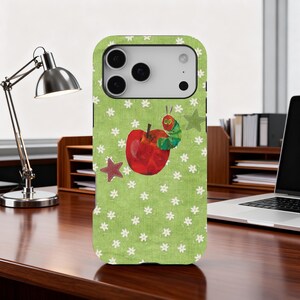Telefonskal med äppelmask, retro lapptäcke i grönt vintagemönster med äpplen och nyckelpigor, blommönster med prästkragar, iPhone 17 16 15 14 13 12 11, Samsung S26 S25