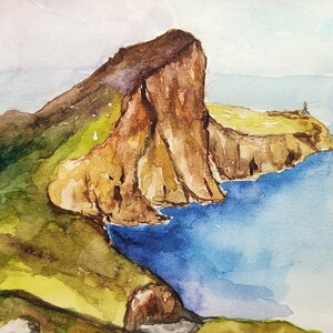 Peut inclure: Peinture à l'aquarelle d'un paysage côtier dans un cadre en bois. L'œuvre représente une falaise avec des nuances de brun, de vert et de jaune, surplombant un océan bleu. Une petite structure est visible sur la falaise lointaine.