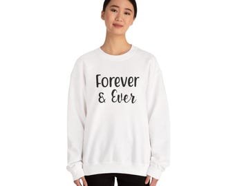 Sudadera Forever con cuello redondo, cita inspiradora y diseño de texto minimalista.