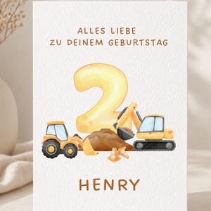 Könnte beinhalten: Geburtstagskarte mit dem Text "Alles Liebe zu deinem Geburtstag" und dem Namen "Henry". Die Karte zeigt eine große Zahl 2, zwei gelbe Baumaschinen, einen Erdhaufen und orangefarbene Leitkegel.
