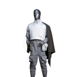 以下が含まれることがあります： マネキンの肩に黒いケープがかけられたグレーと白のコスチューム。コスチュームには、白いベスト、ポケット付きのグレーのパンツ、白いポーチが含まれています。マネキンは銀色の頭をしています。