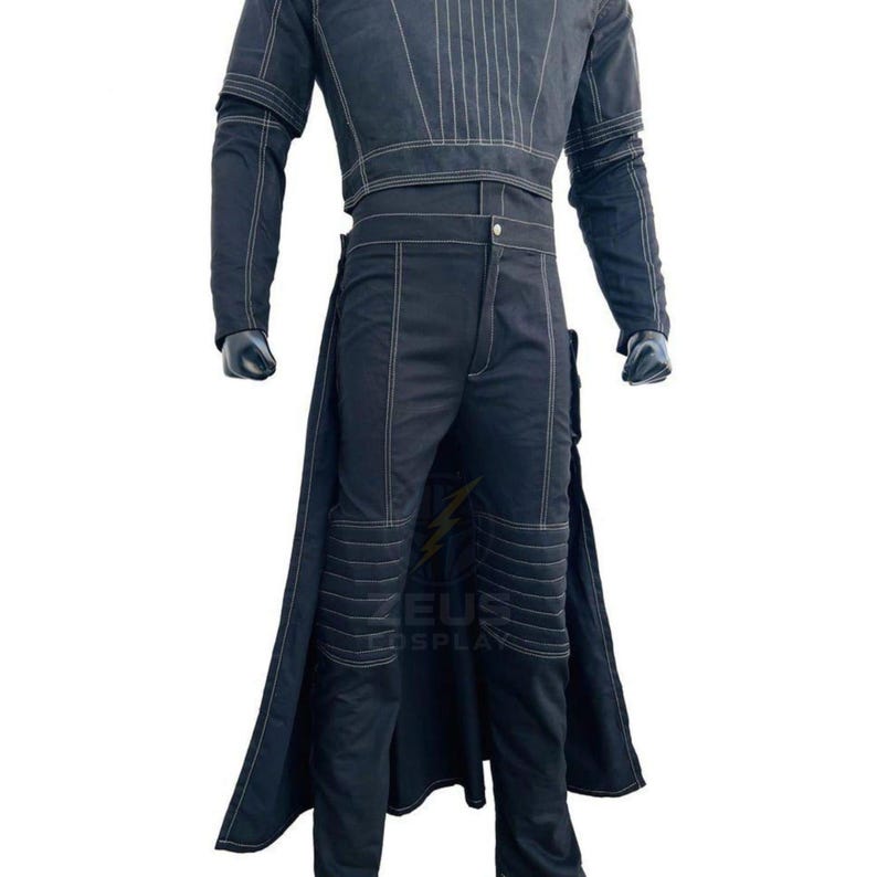 Pode incluir: Fantasia cosplay preta com um casaco comprido, cal&ccedil;as e um casaco curto. A roupa tem detalhes de costura brancos e detalhes acolchoados nos joelhos. A fantasia &eacute; exibida em um manequim.