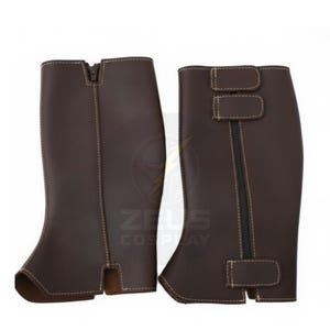 以下が含まれることがあります： 茶色の革製コスプレブーツカバーのペア。 ブーツカバーにはジッパーとバックル留めが付いています。 ステッチは明るい茶色です。 背景には「ZEUS COSPLAY」の文字が見えます。