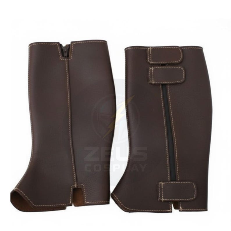 以下が含まれることがあります： 茶色の革製コスプレブーツカバーのペア。 ブーツカバーにはジッパーとバックル留めが付いています。 ステッチは明るい茶色です。 背景には「ZEUS COSPLAY」の文字が見えます。
