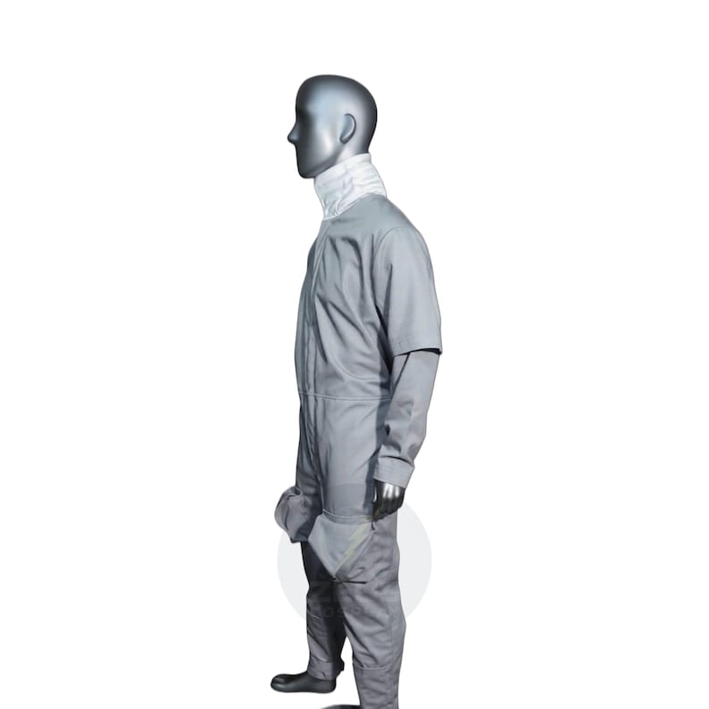 以下が含まれることがあります： 白襟と黒い手袋が付いたグレーのジャンプスーツ。ジャンプスーツはフロントジッパー、ポケット、袖が付いています。マネキンは黒い靴を履いています。この衣装は保護用に設計されています。