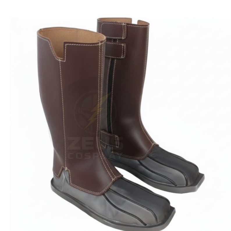 以下が含まれることがあります： 黒いラバーソールとジッパーが付いた茶色の革ブーツ。ブーツはふくらはぎの中央まで届く高いシャフトを備えています。バックル留め具があり、コスプレやコスチューム用に設計されています。