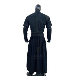 Pode incluir: Um traje de cosplay preto exibido em um manequim. O traje apresenta uma jaqueta com costura contrastante e uma saia longa. O texto "ZEUS COSPLAY" &eacute; vis&iacute;vel na saia.