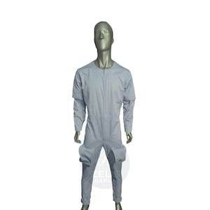 以下が含まれることがあります： 長袖と太ももに大きなポケットが付いた、明るいグレーのジャンプスーツ。マネキンに着せられています。この衣装はシンプルで実用的なデザインです。