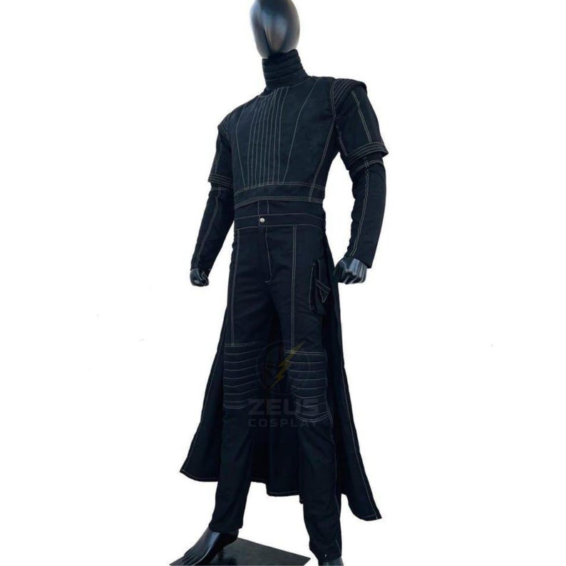 Pode incluir: Um traje preto com gola alta, mangas compridas e uma parte inferior longa semelhante a um casaco. A roupa apresenta detalhes de costura brancos e &eacute; exibida em um manequim. O traje inclui cal&ccedil;as a condizer com bolsos e joelheiras. O logotipo "ZEUS COSPLAY" &eacute; vis&iacute;vel.