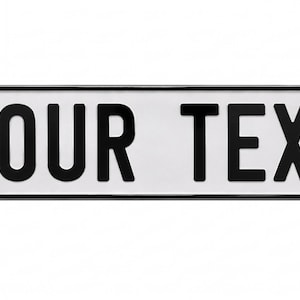 Peut inclure: Une plaque d'immatriculation rectangulaire avec un centre blanc portant le texte noir YOUR TEXT. Le côté gauche présente une bande verticale bleue avec un cercle d'étoiles jaunes, et le côté droit une bande bleue avec les lettres jaunes TR.