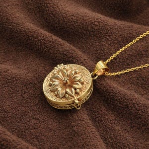 Vintage giftboxmedaljonghalsband – hemligt pillerhänge, blommigt guldminnessmycke, dold askhalsband i present
