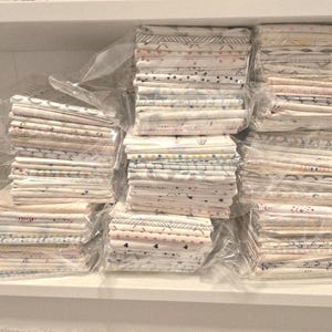 Low Volume Fabric Mystery Bundles: Quilting Cotton Scraps (Weight Options) bild 3