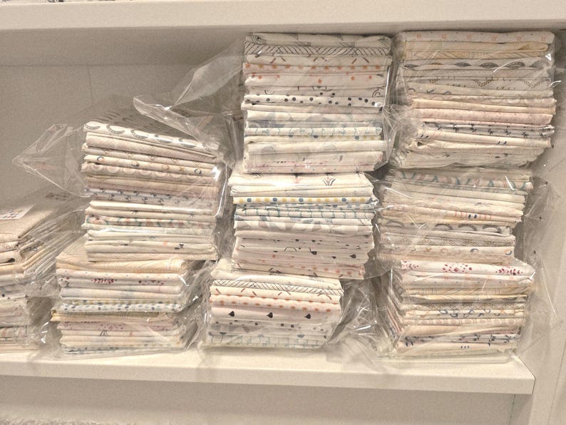 Low Volume Fabric Mystery Bundles: Quilting Cotton Scraps (Weight Options) bild 3