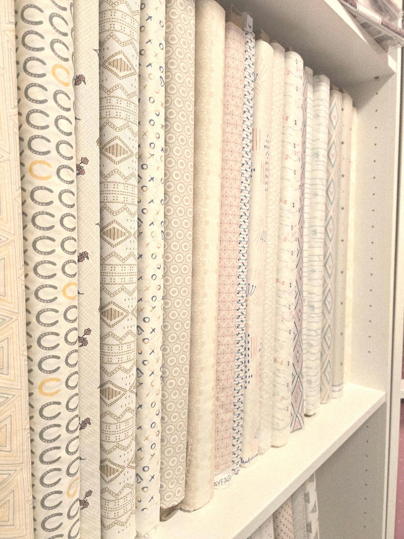 Low Volume Fabric Mystery Bundles: Quilting Cotton Scraps (Weight Options) bild 2