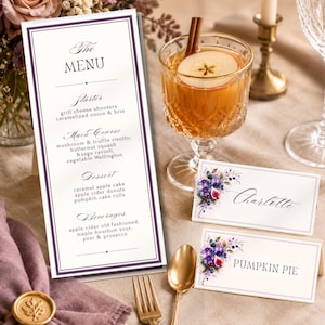 Może przedstawiać: Wysoka pionowa karta menu z fioletowymi obramowaniami i tekstem, obok dwóch białych wizytówek z fioletowymi ilustracjami kwiatowymi oraz imionami Charlotte i Pumpkin Pie, przy szklance cydru z plasterkiem jabłka.
