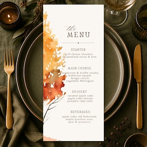 Könnte beinhalten: Eine vertikale, rechteckige Menükarte mit einer Aquarellillustration eines Herbstbaums mit orangefarbenen und roten Blättern auf der linken Seite. Der Text listet Gänge wie Vorspeise, Hauptgang, Dessert und Getränke mit Speisen auf.