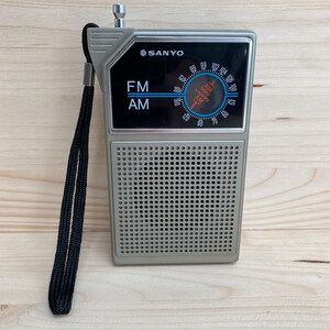 Radio Portable Vintage Sanyo RP-50 Walkman - AM/FM - Rare Avec Clip