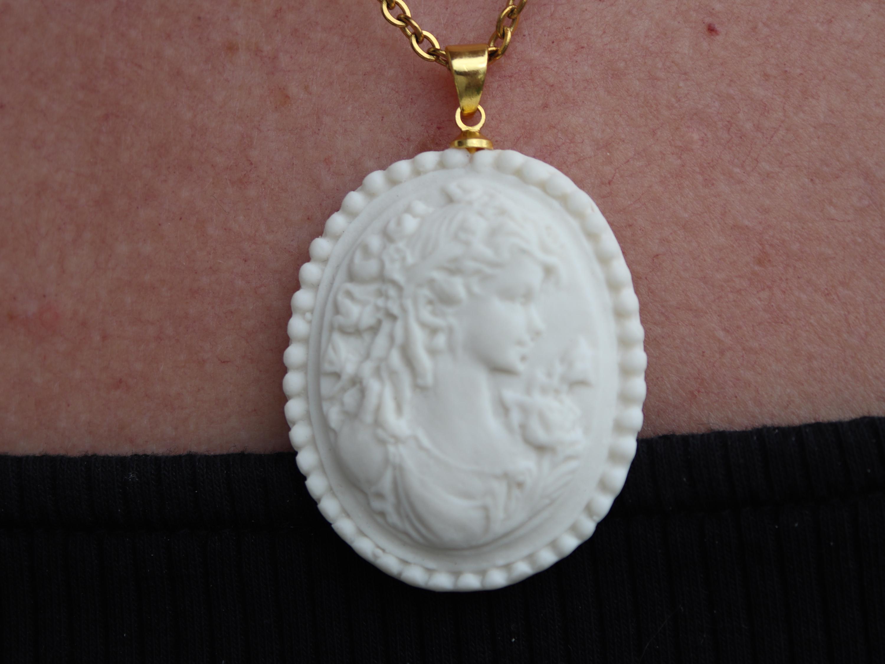 Médaillon Ancien En Porcelaine De Limoges - Scène Champêtre, Diamètre 4,9 Cm, Occasion