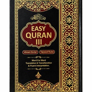 Könnte beinhalten: Ein schwarzes Hardcover-Buch mit dem Titel Easy Quran III und goldenen sowie kastanienbraunen Zierrändern. Der Einband enthält den Text Utmani Script, Tajweed Rules sowie Word For Word Translation & Transliteration & Fluent Interpretation.