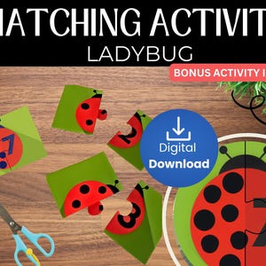 Puede incluir: Una actividad de emparejamiento con rompecabezas de mariquitas. La imagen muestra piezas de rompecabezas verdes con mariquitas rojas y números. Un círculo azul indica una descarga digital. El texto "Matching Activity Ladybug" está en la parte superior.