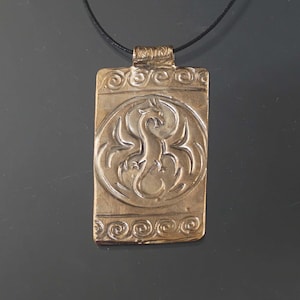FRISKEY handgemaakte lampwork glaskralen en sieraden, bronzen hanger met drakenschild