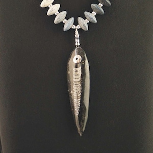 FRISKEY handgemachte Lampwork Glasperlen & Schmuck, Orthoceras Fossil Halskette