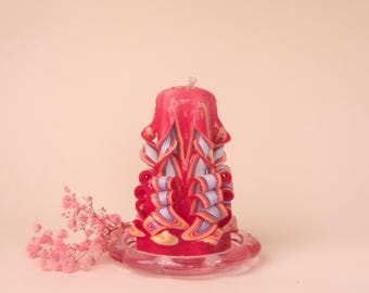 Zoete roodroze gegraveerde kaars met witte kern, kleine handgemaakte decoratie met zacht licht, Moederdagcadeau (kleine piramide 13 x 9 cm)