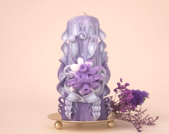 Preciosa y delicada vela tallada de color púrpura con flor de cera, regalo artesanal sin olor para mamá, luz cálida (Pirámide clásica 16×10 cm)