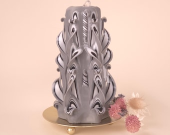 Vela elegante de color gris tallado con diseño negro, hecha a mano, de diseño minimalista, ideal como regalo y para crear un ambiente acogedor en cualquier interior (pirámide clásica de 16 × 10 cm).