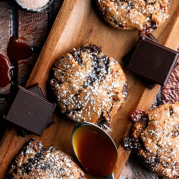 Galletas de chocolate belga con caramelo salado: Caja de regalo de galletas gourmet caseras