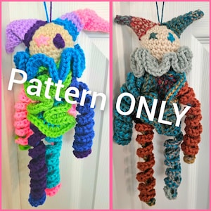 Peut inclure: Deux poupées de bouffon crochetées à la main et colorées. Les poupées ont un visage couleur crème, un col à volants et un chapeau pointu. Le corps et les jambes sont faits de fils de différentes couleurs. Le texte "Pattern ONLY" est visible sur l'image.