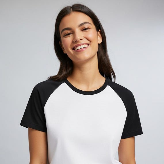 Camiseta feminina preta e branca com manga raglan, estilo beisebol