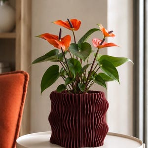 Maceta ondulada impresa en 3D con bandeja de drenaje, soporte geométrico moderno para plantas de interior.