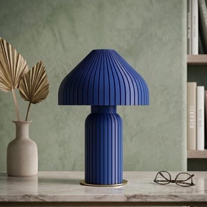 Lámpara de mesa escultural moderna: Lámpara acanalada impresa en 3D para mesita de noche o mesita de noche.