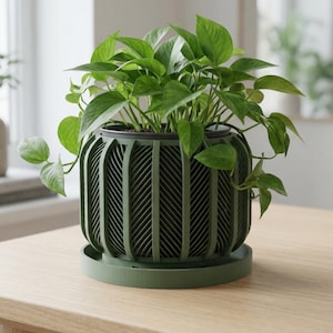 Puede incluir: Una taza de cerámica blanca con un asa negra y el texto "But First, Coffee" en negrita negra. La taza se encuentra sobre un fondo borroso, sugiriendo un ambiente acogedor.