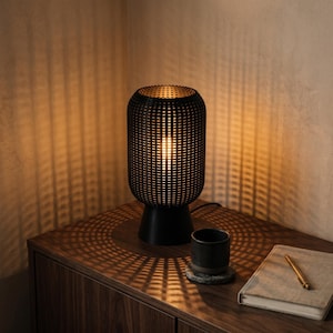 Schwarze perforierte Tischlampe, skulpturale Ambient Nachttischlampe, Schattenwerfen Schreibtischleuchte Bild 9