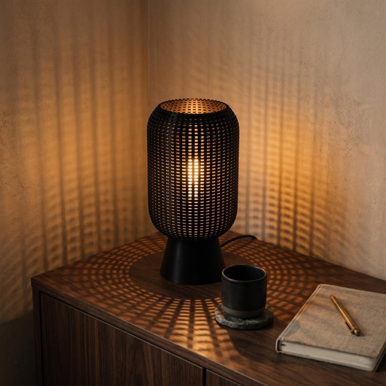 Schwarze perforierte Tischlampe, skulpturale Ambient Nachttischlampe, Schattenwerfen Schreibtischleuchte Bild 9