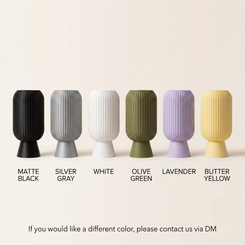 K&ouml;nnte beinhalten: Sechs zylindrische, texturierte Vasen auf Sockeln in Mattschwarz, Silbergrau, Wei&szlig;, Olivgr&uuml;n, Lavendel und Buttergelb. Der Text unter jeder Vase lautet: MATTE BLACK, SILVER GRAY, WHITE, OLIVE GREEN, LAVENDER, BUTTER YELLOW. Text unten: If you would like a different color, please contact us via DM.