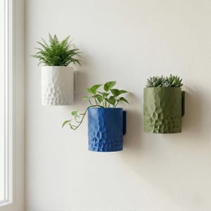 Vaso de parede moderno, impresso em 3D, para plantas suspensas, com bandeja de drenagem, ideal para decoração de jardim vertical.