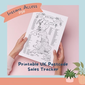 Pode incluir: Um mapa branco e imprimível do rastreador de vendas de códigos postais do Reino Unido, segurado por mãos. O mapa é um contorno detalhado do Reino Unido, com cada região rotulada. O texto na parte superior diz "UK Sales Tracker" e "Instant Access PDF". O texto inferior diz "Printable UK Postcode Sales Tracker".