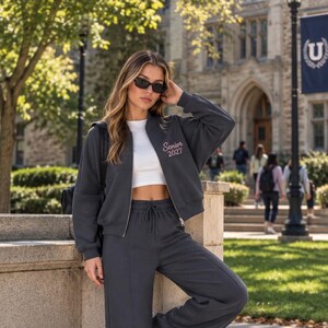 Personligt broderat jacka- och byxset, anpassad namnmatchande outfit, examenspresent, studentloungeset, anpassat jackset