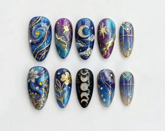Può includere: Un set di dieci unghie finte con disegni celesti e floreali. Le unghie presentano una varietà di colori, tra cui blu, viola e accenti dorati. I disegni includono stelle, lune e fiori, con una finitura lucida.