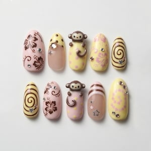 Könnte beinhalten: Ein Set aus zehn künstlichen Fingernägeln mit verschiedenen Designs. Die Nägel zeigen eine Mischung aus Farben, darunter Rosa, Gelb und Braun. Einige Nägel haben Blumenmuster, Spiraldesigns oder kleine Affenfiguren. Strasssteine und sternförmige Akzente sorgen für Glanz.
