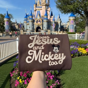 Camiseta bordada "Ama a Jesús y a Mickey también", sudadera cristiana bordada de Mickey Mouse, sudadera con capucha de Disney Faith, camiseta del parque mágico imagen 1