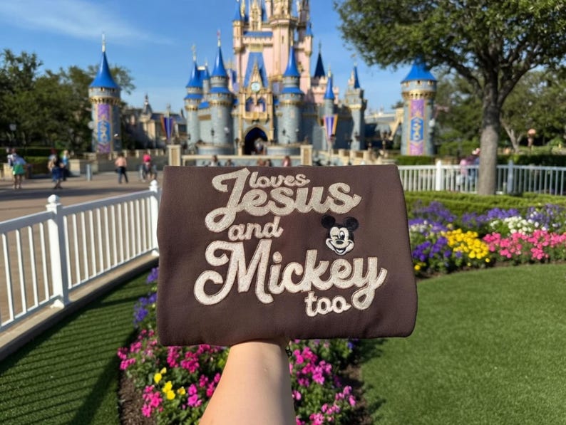 Camiseta bordada "Ama a Jesús y a Mickey también", sudadera cristiana bordada de Mickey Mouse, sudadera con capucha de Disney Faith, camiseta del parque mágico imagen 1